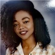 Docente de Ciencias Naturales y Educación Ambiental que imparte conocimiento a estudiantes de diferentes edades