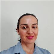 Psicopedagoga licenciada con experiencia en educación tradicional y modalidad homeschooling, especializada en gestión emocional, o