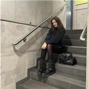 Ich spreche fließend Englisch und habe vor einem Jahr meinen qualifizierten Abschluss gemacht und bin aktuell in einer Ausbildung