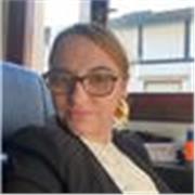 Profesora de derecho para grado universitario, orientado tanto a alumnos de la presencial como de universidades online. 
Graduada en la UNEd 