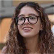 Studentessa di scienze della formazione che da ripetizioni a studenti del liceo delle scienze umane in particolare scienze umane
