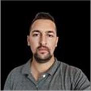 Me defino como un facilitador de aprendizaje, enfocado en hacer que los temas sean comprensibles y accesibles para todos.