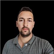 Me defino como un facilitador de aprendizaje, enfocado en hacer que los temas sean comprensibles y accesibles para todos.