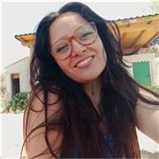 Graduada en el Royal Conservatoire of Scotland, violinista, artista, cantante y compositora.