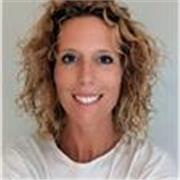 Qualified international primary teacher supporting bilingual young learners