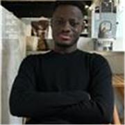 Je peux enseigner le français, étant en étude supérieure dans une école de commerce à Paris.