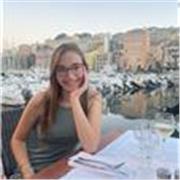 Studentessa universitaria offre aiuto compiti