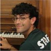 Estudiant d'Educació Primària a la UAB, músic al Conservatori de Terrassa i experiència docent internacional als Estats Units
