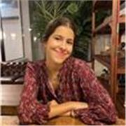 Profesora de inglés imparte clases a niños de hasta 4 ESO