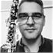 Profesor de música titulado superior con máster en pedagogia musical y diplomado en dirección por la Royal School de Londres