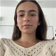 Hola, mi nombre es Isabela. Soy estudiante y me encantaría enseñar a mas personas la importancia de saber más de un idioma.