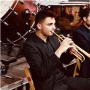 Profesor de trompeta imparte clases a personas de cualquier edad