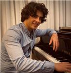Docente di pianoforte, vincitore di numerosi concorsi e uscito dal conservatorio con il massimo dei voti, impartisce lezioni