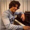 Docente di pianoforte, vincitore di numerosi concorsi e uscito dal conservatorio con il massimo dei voti, impartisce lezioni