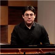 Pianista profesional del Conservatorio Nacional, formado en China y aceptado en cruceros internacionales (MS Koningsdam)