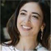 Soy una persona culta, políglota desde la infancia, con un profundo amor por los idiomas y una gran sensibilidad pedagógica. 