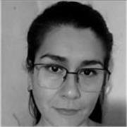 Tecnica de laboratorio y estudiante universitaria imparte clases a estudiantes secundarios y terciarios