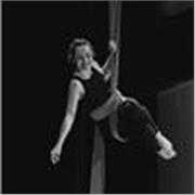 Professora de tecido acrobático, individual ou em grupo