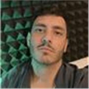 Profesor de idiomas especializado en ámbitos profesionales, comunicación y habilidades lingüísticas avanzadas.