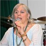 Mi occupo di voce cantata in modo olistico, svolgo attività di insegnante di Canto, cantoterapista e musicoterapista con lezioni f