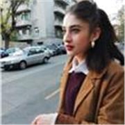 Sono una studentessa laureata in lettere e residente a Roma da qualche anno. Sto per conseguire la laurea magistrale in editoria e scrittura e scrivo per un giornale di critica culturale. Scrivo poesie e sto pubblicando la mia prima raccolta presso la Rob
