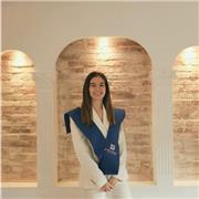Profesora joven de matemáticas da clases particulares a todos los niveles