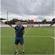 Entrenador profesional de fútbol, apto para todas las edades, con experiencia comprobable.