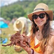 Ilustradora, dibujante y pintora graduada en Ilustración en la Escuela de Arte de Olot. Clases particulares a niños y adultos.