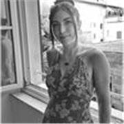 Studentessa laureata magistrale in linguistica e traduzione impartisce lezione di italiano, materie umanistiche e lingua inglese