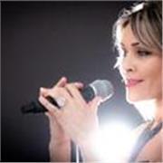 Soy cantante profesional con experiencia en escenarios y espectáculos en vivo. Ofrezco clases de canto adaptadas a cada persona 
