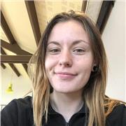 Jeune femme pouvant aider les jeunes à la préparation de leur brevet de français ou toute autre matière scolaire