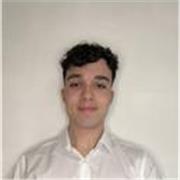 Estudiante de 21 años ayudando a los más necesitados