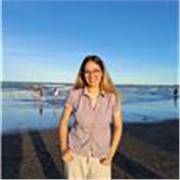 Profesora de ingles imparte clase a niños y niñas (primaria y secundaria)