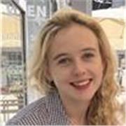 Madrelingua inglese con abilitazione all’insegnamento, professoressa della scuola media e laureata in lettere e lingue