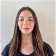 Profesora de español imparte clases a niños de todas las edades