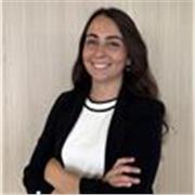 Biologa imparte clases de ingles a niños