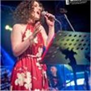 Insegnante di canto, laureata in canto jazz impartisce lezioni di canto