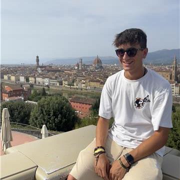 Studente al terzo anno di università al politecnico di Torino disposto a seguire alunni di tutte le età fino alle superiori. Specializzato in matematica ma disponibile anche per fisica