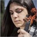 Profesora de música, especializada en violín, viola, canto y lenguaje musical