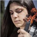 Profesora de violín imparte clases de todos los niveles