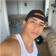 Profesor de fotografía imparte clases a jóvenes