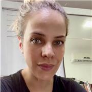 Professora de Direito ensina alunos interessados em todas as matérias