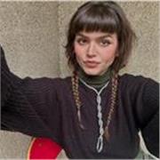 Studentessa universitaria impartisce lezioni di inglese a ragazzi delle medie