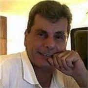 Adulto respetuoso, capaz de transmitir voluntad de aprendizaje a quienes deseen aprender el idioma realmente