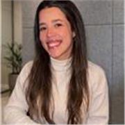 Professora de Educação Especial especializada em adaptações de conteúdo para alunos com deficiência