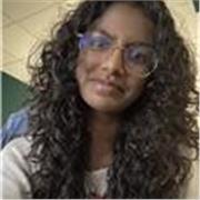 Etudiante proposant des cours d'anglais en ligne pour élèves de collège