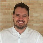 Soy apasionado de la enseñanza con 15 años de experiencia. Especialista en programación web. Enseño en portugués, inglés y español