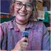 Profesora de Marketing, Redes Sociales y todo este universo digital. También soy nativa de español asi que puedo ayudarte