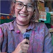 Profesora de Marketing, Redes Sociales y todo este universo digital. También soy nativa de español asi que puedo ayudarte