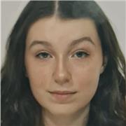 Studentessa universitaria con Certificazione B2 Cambridge impartisce lezioni inglese per studente elementari, medie e superiori